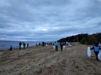 Акция по уборке прибрежного мусора на территории памятника природы «Комаровский берег»